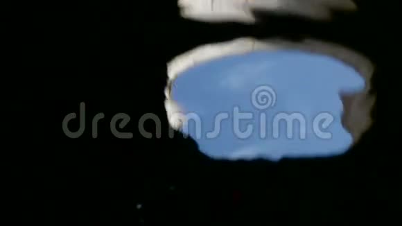 在一扇圆窗的水中反射天空静水和浮光球在西斯特恩视频的预览图