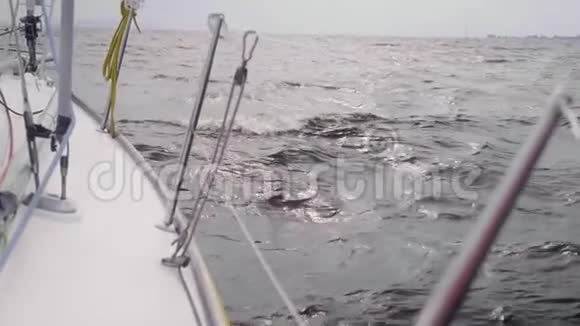 灰色的海浪拍打着白色的帆船视频的预览图