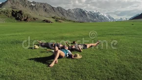 时髦的嬉皮士女孩在草地上放松三个躺在草地上的时髦女人的夏日生活方式画像视频的预览图