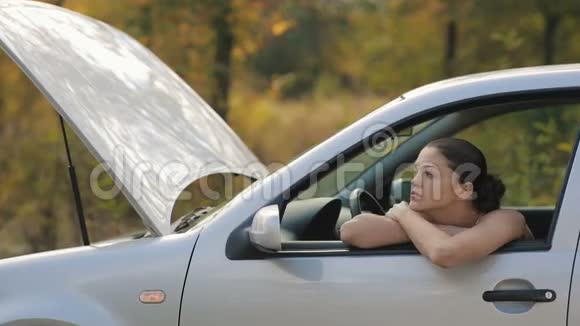 伤心的年轻女人在破车里视频的预览图