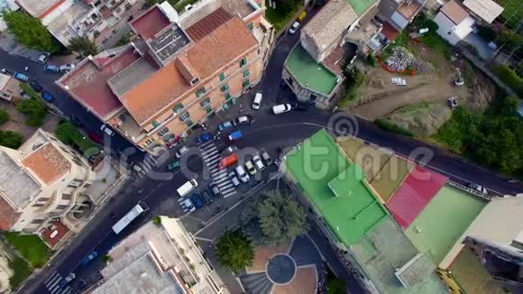 索伦托城市交通的鸟瞰图意大利的转轨老城区的山街旅游理念大海那不勒斯度假视频的预览图
