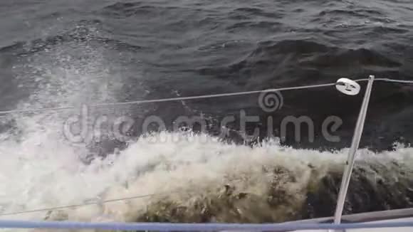 灰色的海浪拍打着白色的帆船视频的预览图