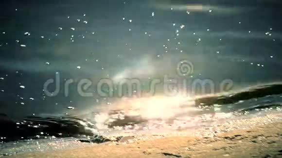 海水在阳光下闪闪发光视频的预览图