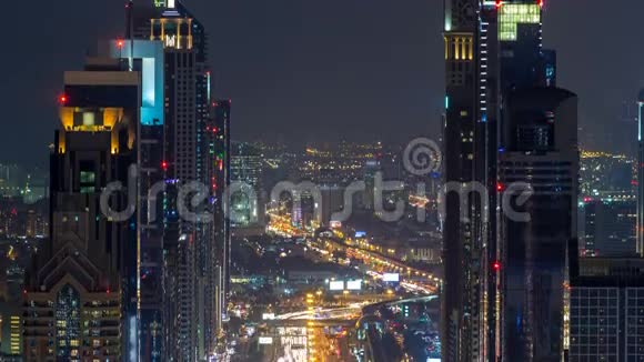 迪拜谢赫扎耶德路的夜间时间在迪拜市中心附近近距离观察显示了这些道路的密度视频的预览图