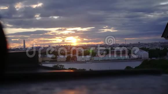 时光流逝美丽的夕阳在城市的房屋和河流的背景上全高清4k视频的预览图