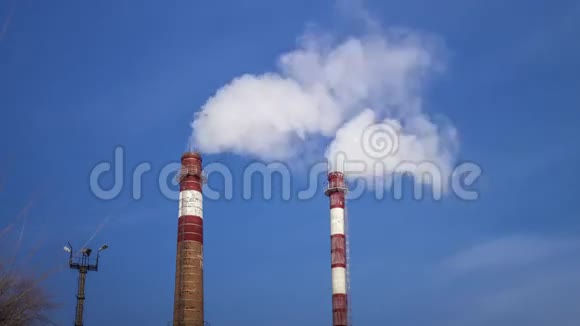 蒸汽冷却塔和工业烟囱在夜空下吸烟排放对大气的污染视频的预览图