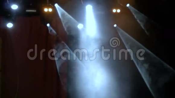 舞台上的专业照明设备表演流行的摇滚团体视频的预览图