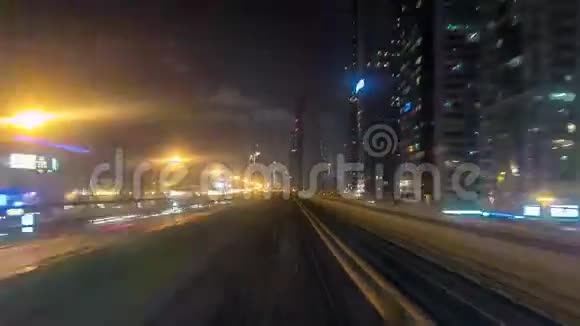 前舱POV视野从现代无司机地铁列车向前冲沿夜迪拜平稳的时间推移视频的预览图