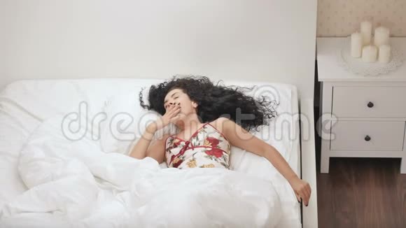 年轻女子躺在床上视频的预览图