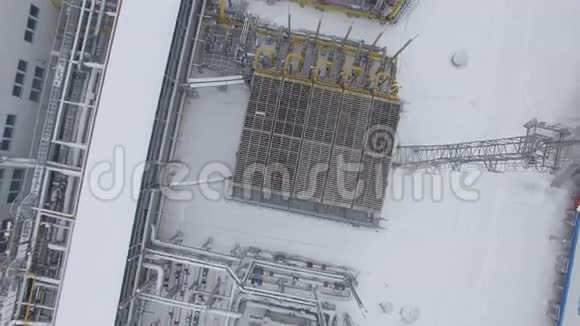雪界巨大工厂场上空的圆形运动视频的预览图