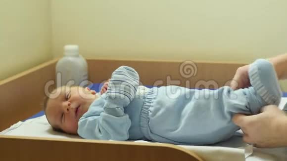 几天大的新生儿在医院就餐视频的预览图