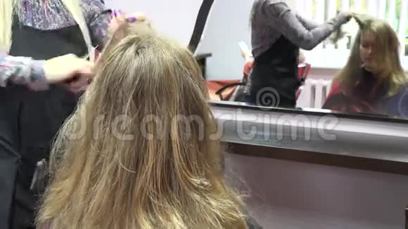 理发师给客厅里的女人刷剪头发4K视频的预览图
