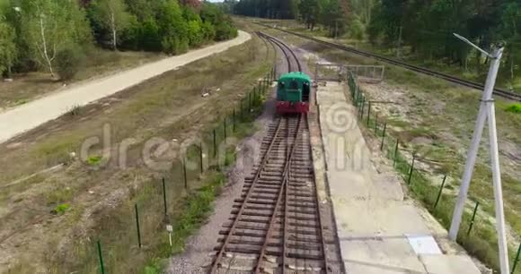 机车在乡间行驶机车在树林中缓慢行驶视频的预览图