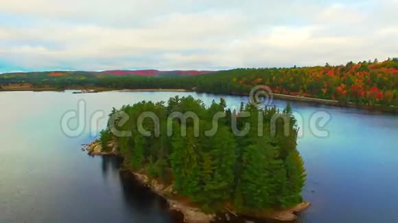 山顶空中4k山湖小绿林景观视频的预览图