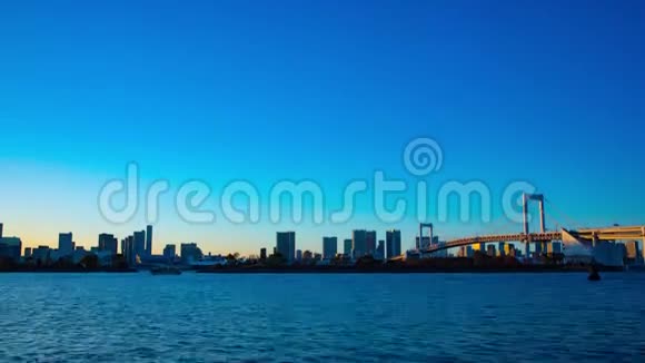 东京大叶彩虹桥日落时间视频的预览图