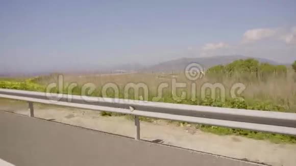 乡村道路旁的安全屏障视频的预览图