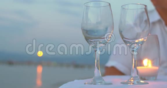 在海边用酒杯斟酒视频的预览图