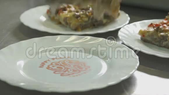 白色盘子上鲜烤美味的意大利面条视频的预览图