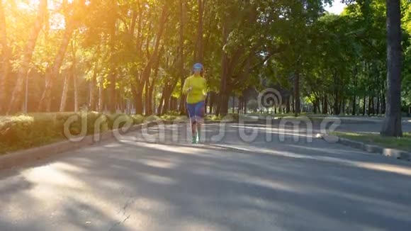 跑步的女人在公园里户外运动视频的预览图