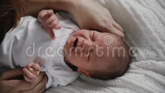 新生儿哭了妈妈洗衣服视频的预览图
