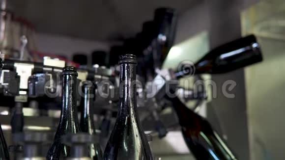 工厂传送带上的香槟瓶装瓶用洗瓶视频的预览图