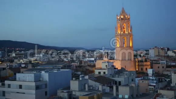 夏季傍晚从小镇和大教堂到鲁斯的全景视频的预览图