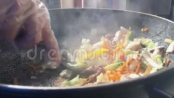 混合蔬菜在锅里视频的预览图