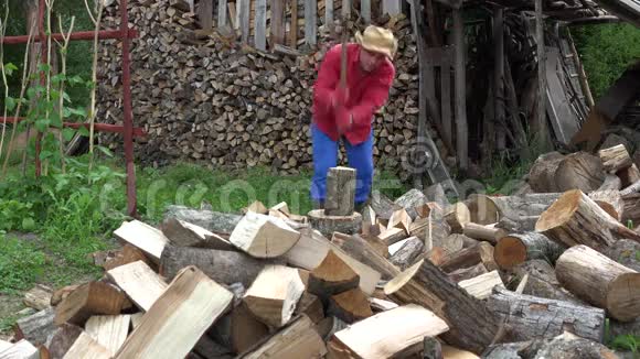戴帽子的人砍柴斧头过冬在乡下工作4K视频的预览图