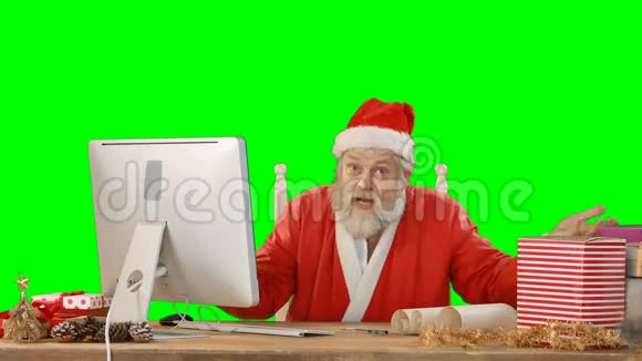 圣诞老人在工作电脑时说话视频的预览图