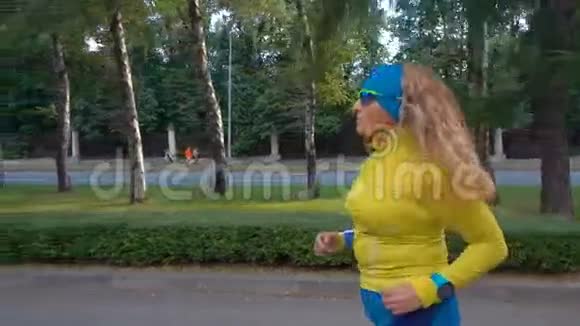在夏日为了更好的健身在城市公园奔跑的女人视频的预览图