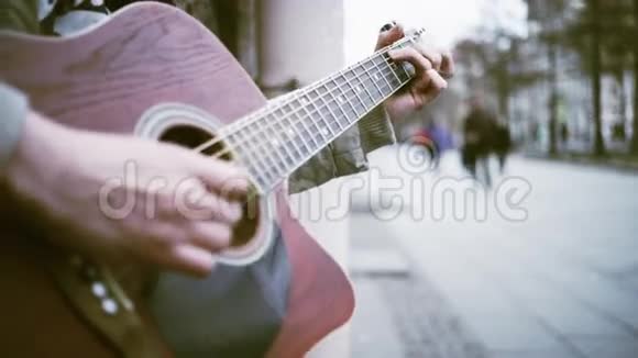 一个男人在街上弹吉他视频的预览图