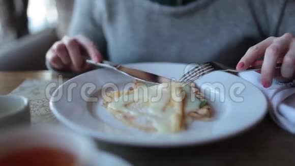 坐在桌边吃煎饼的女孩视频的预览图