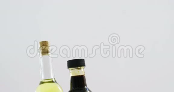 两瓶橄榄油和特级初榨橄榄油视频的预览图