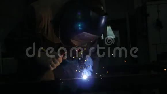 火花喷泉烟雾特写处焊接金属成形视频的预览图