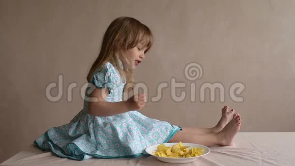 带着薯片搅拌脚趾的女孩视频的预览图