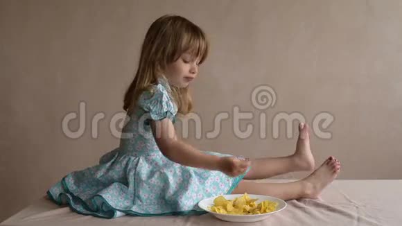 女孩吃薯片拉腿视频的预览图