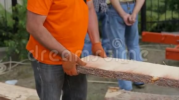 木材厂锯木机锯木的视图木工将木板装入修边机视频的预览图
