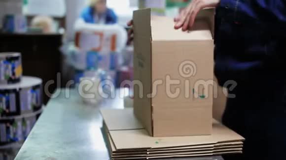 工业生产纸板箱视频的预览图