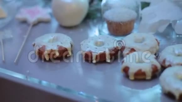 托盘上的糖果和蛋糕视频的预览图