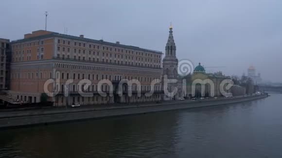 莫斯科俄罗斯多雨多雾的白天克里姆林宫全景莫斯科河视频的预览图