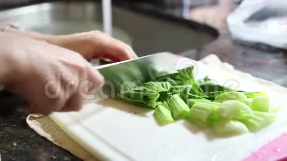 女性洗手蔬菜视频的预览图