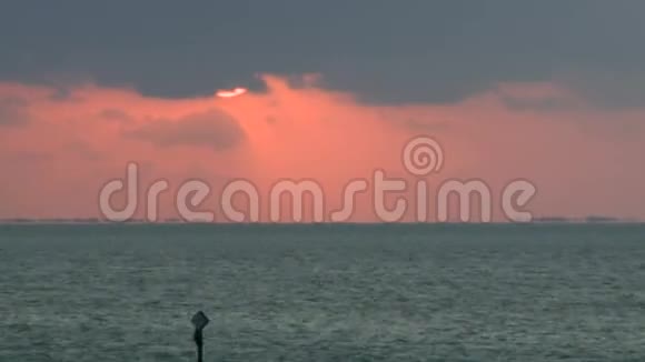 火红的太阳在海洋时间流逝视频的预览图