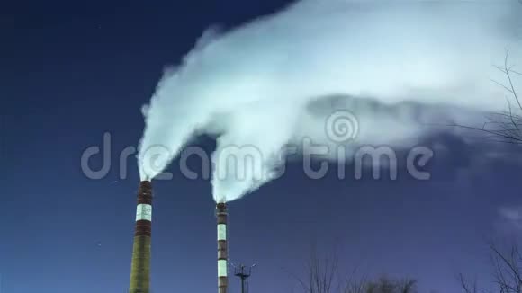 吸金属管背景的夜空时光流逝视频从工厂管道烟雾夜间时间流逝空气空气视频的预览图