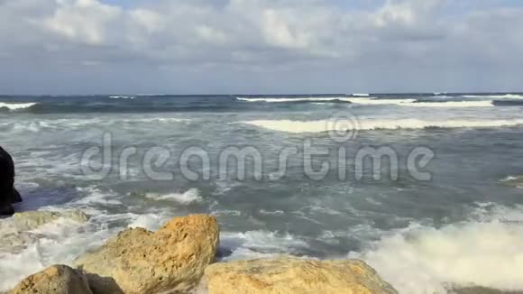 海浪覆盖海滩在石头上破碎视频的预览图