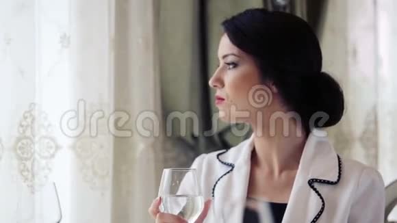 一家餐馆的漂亮女商人肖像一个漂亮的女士在商务午餐视频的预览图