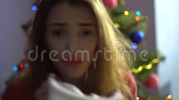 快乐的女孩红唇在圣诞节快乐视频的预览图