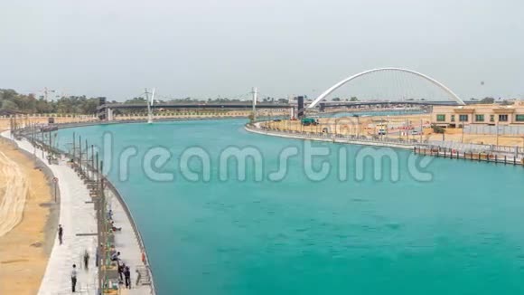 两座桥在新开通的迪拜运河上一艘船在下面穿越视频的预览图