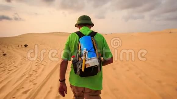 沿白沙丘沙迹前往地平线的旅游旅行视频的预览图