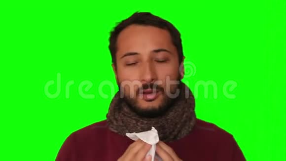 感冒的人在纸巾上打喷嚏视频的预览图