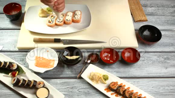 手拿工具准备寿司视频的预览图